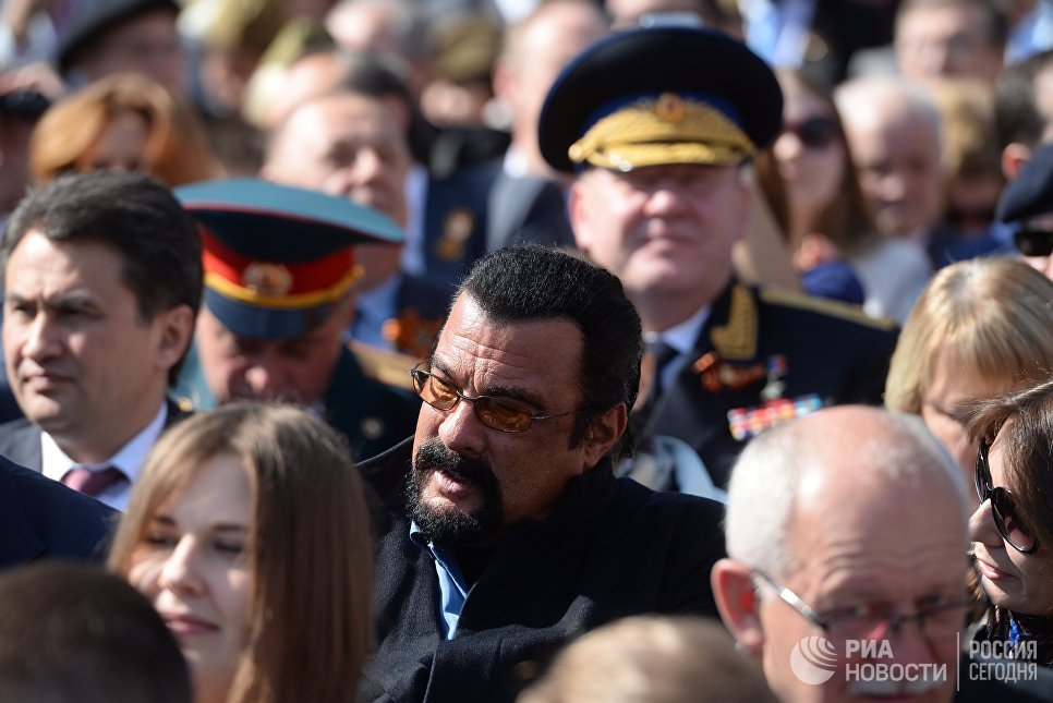Актер Стивен Сигал перед началом военного парада в ознаменование 70-летия Победы в Великой Отечественной войне Актер Стивен Сигал перед началом военного парада в ознаменование 70-летия Победы в Великой Отечественной войне