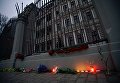 Цветы и свечи у посольства РФ в Риге в память о погибших в результате взрыва в метро Санкт-Петербурга Цветы и свечи у посольства РФ в Риге в память о погибших в результате взрыва в метро Санкт-Петербурга