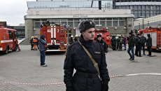 Сотрудники правоохранительных органов и пожарной службы МЧС РФ у станции метро Сенная площадь в Санкт-Петербурге. Архивное фото Сотрудники правоохранительных органов и пожарной службы МЧС РФ у станции метро Сенная площадь в Санкт-Петербурге. Архивное фото