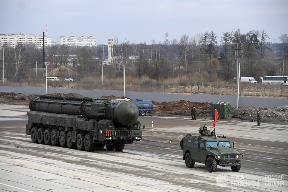 Подвижной грунтовой ракетный комплекс пятого поколения Ярс (слева) и бронеавтомобиль Тигр механизированной колонны Московского гарнизона во время тренировки к военному параду на Красной площади 9 мая 2017 года Подвижной грунтовой ракетный комплекс пятого поколения Ярс (слева) и бронеавтомобиль Тигр механизированной колонны Московского гарнизона во время тренировки к военному параду на Красной площади 9 мая 2017 года