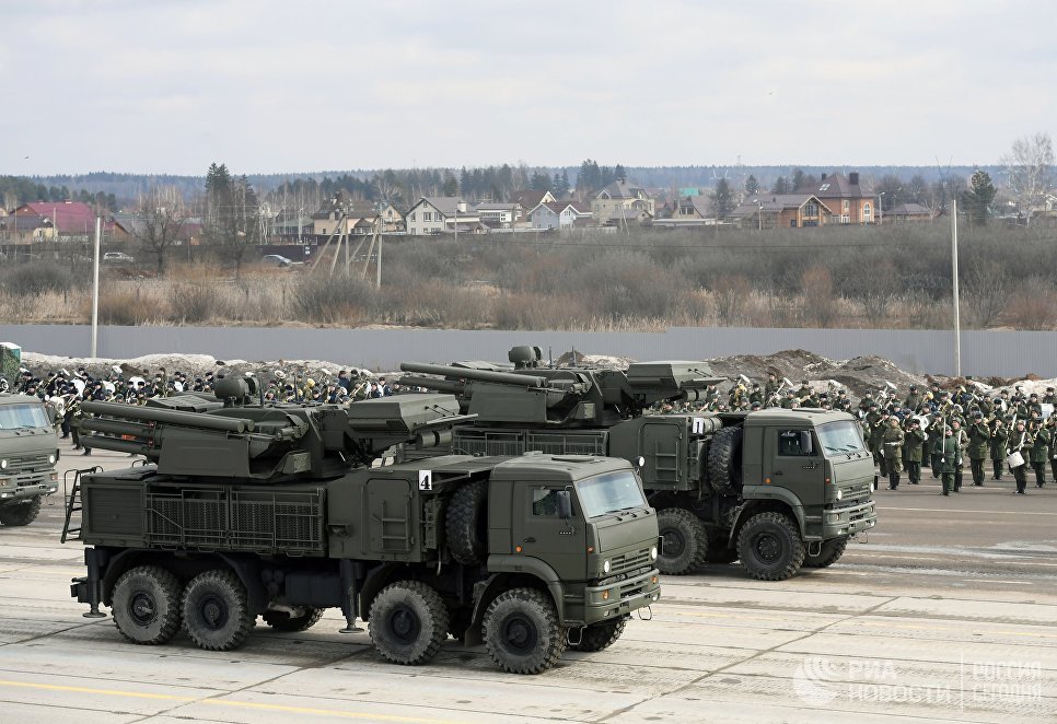 Самоходные ЗРПК наземного базирования Панцирь-С на шасси Камаз-6560 механизированной колонны Московского гарнизона во время тренировки к военному параду на Красной площади 9 мая 2017 года Самоходные ЗРПК наземного базирования Панцирь-С на шасси Камаз-6560 механизированной колонны Московского гарнизона во время тренировки к военному параду на Красной площади 9 мая 2017 года