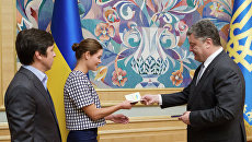 Президент Украины Петр Порошенко вручает украинский паспорт политику Марии Гайдар Президент Украины Петр Порошенко вручает украинский паспорт политику Марии Гайдар