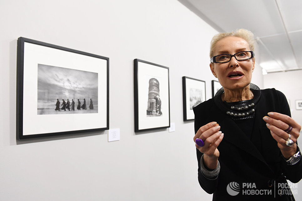 Директор Мультимедиа Арт Музея Ольга Свиблова на открытии фотовыставки Евгений Халдей. Ретроспектива Директор Мультимедиа Арт Музея Ольга Свиблова на открытии фотовыставки Евгений Халдей. Ретроспектива