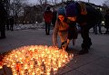 Участники акции Вечер памяти зажигают свечи в Нарымском сквере возле памятника Петру и княгине Февронии в Новосибирске в память о жертвах теракта в Санкт-Петербурге Участники акции Вечер памяти зажигают свечи в Нарымском сквере возле памятника Петру и княгине Февронии в Новосибирске в память о жертвах теракта в Санкт-Петербурге
