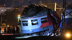 На месте столкновения пассажирского поезда и электрички в районе улицы Герасима Курина в Москве На месте столкновения пассажирского поезда и электрички в районе улицы Герасима Курина в Москве