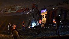 На месте столкновения пассажирского поезда и электрички в районе улицы Герасима Курина в Москве На месте столкновения пассажирского поезда и электрички в районе улицы Герасима Курина в Москве