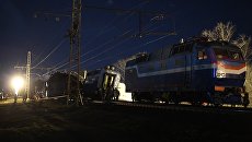 На месте столкновения пассажирского поезда и электрички в районе улицы Герасима Курина в Москве На месте столкновения пассажирского поезда и электрички в районе улицы Герасима Курина в Москве