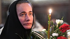 Верующая во время патриаршего служения в канун Вербного воскресенья в храме Христа Спасителя Верующая во время патриаршего служения в канун Вербного воскресенья в храме Христа Спасителя