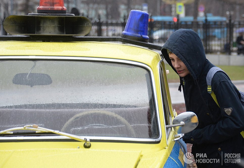 Мальчик у ретро-автомобиля перед стартом автопробега 108 минут в Москве Мальчик у ретро-автомобиля перед стартом автопробега 108 минут в Москве
