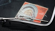 Карточка с фотографией космонавта Юрия Гагарина. Архивное фото Карточка с фотографией космонавта Юрия Гагарина. Архивное фото