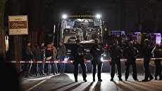 Полицейские у автобуса футбольного клуба Боруссия Дортмунд после взрыва перед матчем Лиги чемпионов. 11 апреля 2017 Полицейские у автобуса футбольного клуба Боруссия Дортмунд после взрыва перед матчем Лиги чемпионов. 11 апреля 2017
