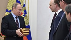 Президент РФ Владимир Путин поздравляет министра финансов РФ Антона Силуанова с днем рождения и дарит собрание сочинений Сергея Витте перед началом совещания с членами правительства РФ, 12 апреля 2017 Президент РФ Владимир Путин поздравляет министра финансов РФ Антона Силуанова с днем рождения и дарит собрание сочинений Сергея Витте перед началом совещания с членами правительства РФ, 12 апреля 2017