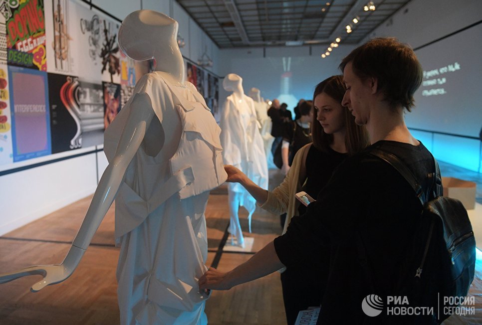 Посетители на открытии первой Московской биеннале дизайна и 23-ей выставки маркетинговых коммуникаций Дизайн и реклама в Центральном доме художника в Москве Посетители на открытии первой Московской биеннале дизайна и 23-ей выставки маркетинговых коммуникаций Дизайн и реклама в Центральном доме художника в Москве