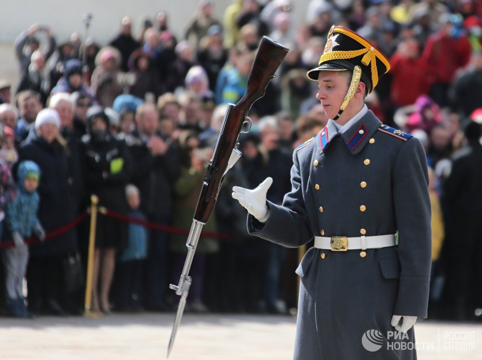 Военнослужащий Президентского полка во время первой в этом году церемонии развода пеших и конных караулов на Соборной площади Московского Кремля Военнослужащий Президентского полка во время первой в этом году церемонии развода пеших и конных караулов на Соборной площади Московского Кремля