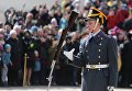 Военнослужащий Президентского полка во время первой в этом году церемонии развода пеших и конных караулов на Соборной площади Московского Кремля Военнослужащий Президентского полка во время первой в этом году церемонии развода пеших и конных караулов на Соборной площади Московского Кремля