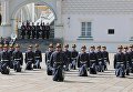 Военнослужащие Президентского полка во время первой в этом году церемонии развода пеших и конных караулов на Соборной площади Московского Кремля Военнослужащие Президентского полка во время первой в этом году церемонии развода пеших и конных караулов на Соборной площади Московского Кремля