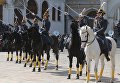 Военнослужащие Президентского полка во время первой в этом году церемонии развода пеших и конных караулов на Соборной площади Московского Кремля Военнослужащие Президентского полка во время первой в этом году церемонии развода пеших и конных караулов на Соборной площади Московского Кремля