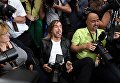 Американский певец Игги Поп позирует с фотографами на 69-ом Каннском кинофестивале Американский певец Игги Поп позирует с фотографами на 69-ом Каннском кинофестивале