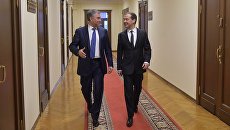 19 апреля 2017. Председатель правительства РФ Дмитрий Медведев и председатель Государственной Думы РФ Вячеслав Володин (слева) в здании Государственной Думы РФ. Архивное фото 19 апреля 2017. Председатель правительства РФ Дмитрий Медведев и председатель Государственной Думы РФ Вячеслав Володин (слева) в здании Государственной Думы РФ. Архивное фото