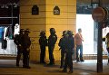 Сотрудники полиции патрулируют улицы неподалеку от места перестрелки в Париже. Один полицейский погиб, еще один ранен при перестрелке в районе Елисейских полей в Париже Сотрудники полиции патрулируют улицы неподалеку от места перестрелки в Париже. Один полицейский погиб, еще один ранен при перестрелке в районе Елисейских полей в Париже