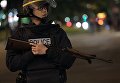 Сотрудник полиции стоит в оцеплении на месте перестрелки в Париже. Один полицейский погиб, еще один ранен при перестрелке в районе Елисейских полей в Париже Сотрудник полиции стоит в оцеплении на месте перестрелки в Париже. Один полицейский погиб, еще один ранен при перестрелке в районе Елисейских полей в Париже