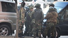 Бойцы СОБРа у здания приемной Управления ФСБ России по Хабаровскому краю, в котором неизвестный открыл огонь по сотрудникам и посетителям. 21 апреля 2017 Бойцы СОБРа у здания приемной Управления ФСБ России по Хабаровскому краю, в котором неизвестный открыл огонь по сотрудникам и посетителям. 21 апреля 2017