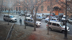 Автомобили полиции у здания приемной Управления ФСБ России по Хабаровскому краю, в котором неизвестный открыл огонь по сотрудникам и посетителям. 21 апреля 2017 Автомобили полиции у здания приемной Управления ФСБ России по Хабаровскому краю, в котором неизвестный открыл огонь по сотрудникам и посетителям. 21 апреля 2017