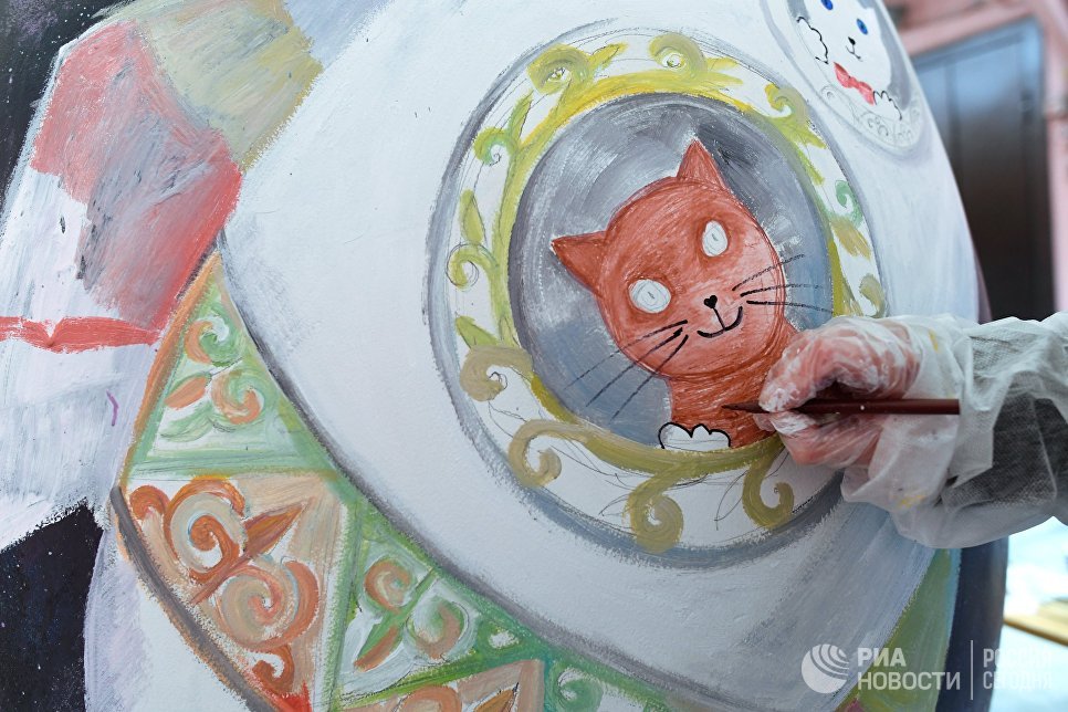 Участники расписывают пасхальные яйца на арт-фестивале для журналистов МедиаПасха в Москве Участники расписывают пасхальные яйца на арт-фестивале для журналистов МедиаПасха в Москве