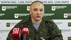 Официальный представитель Народной милиции ЛНР подполковник Андрей Марочко на пресс-конференции в Луганске Официальный представитель Народной милиции ЛНР подполковник Андрей Марочко на пресс-конференции в Луганске