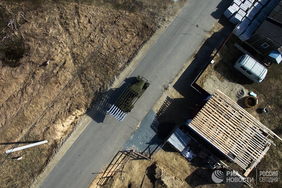 Мастер Максим Свекла едет на БМ-13 Катюша по дороге в поселке Большой Оеш Новосибирской области Мастер Максим Свекла едет на БМ-13 Катюша по дороге в поселке Большой Оеш Новосибирской области