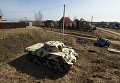Американский танк Sherman, изготовленный мастером Максимом Свеклой, на стоянке перед его домом в поселке Большой Оеш Новосибирской области Американский танк Sherman, изготовленный мастером Максимом Свеклой, на стоянке перед его домом в поселке Большой Оеш Новосибирской области