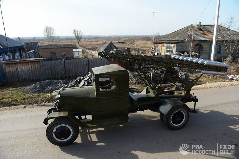 Мастер Максим Свекла едет на БМ-13 Катюша по дороге в поселке Большой Оеш Новосибирской области Мастер Максим Свекла едет на БМ-13 Катюша по дороге в поселке Большой Оеш Новосибирской области