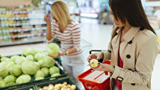 Девушки покупают продукты в супермаркете. Архивное фото Девушки покупают продукты в супермаркете. Архивное фото