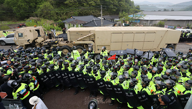Протестующие и полиция во время доставки оборудования для американской системы противоракетной обороны THAAD в Южной Корее. 26 апреля 2017