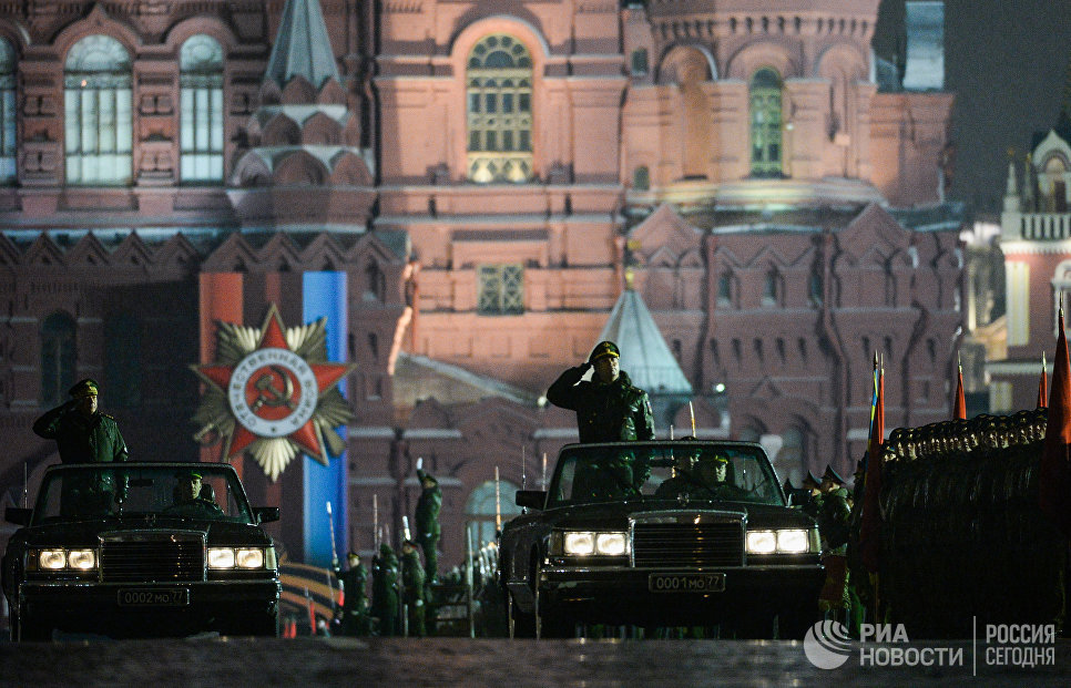 Автомобиль министра обороны РФ на репетиции парада Победы на Красной площади Автомобиль министра обороны РФ на репетиции парада Победы на Красной площади
