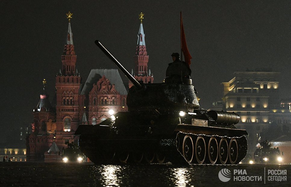 Танк Т-34-85 на репетиции парада Победы на Красной площади Танк Т-34-85 на репетиции парада Победы на Красной площади