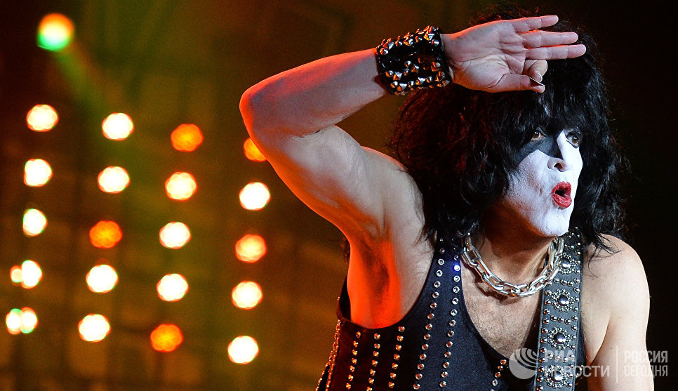 Музыкант группы Kiss Пол Стэнли выступает на концерте в СК Олимпийский в Москве Музыкант группы Kiss Пол Стэнли выступает на концерте в СК Олимпийский в Москве