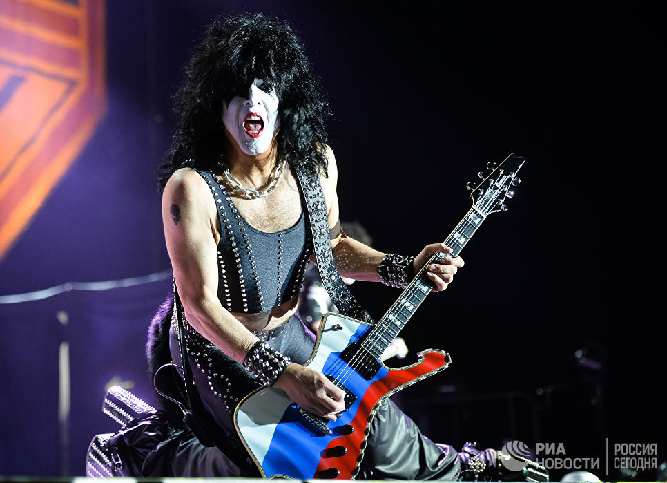 Музыкант группы Kiss Пол Стэнли выступает на концерте в СК Олимпийский в Москве Музыкант группы Kiss Пол Стэнли выступает на концерте в СК Олимпийский в Москве