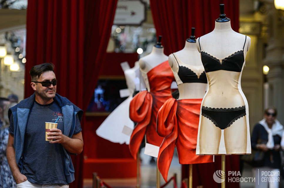 Выставка Бумажные куклы: 2D-мода от Moschino в ГУМе Выставка Бумажные куклы: 2D-мода от Moschino в ГУМе