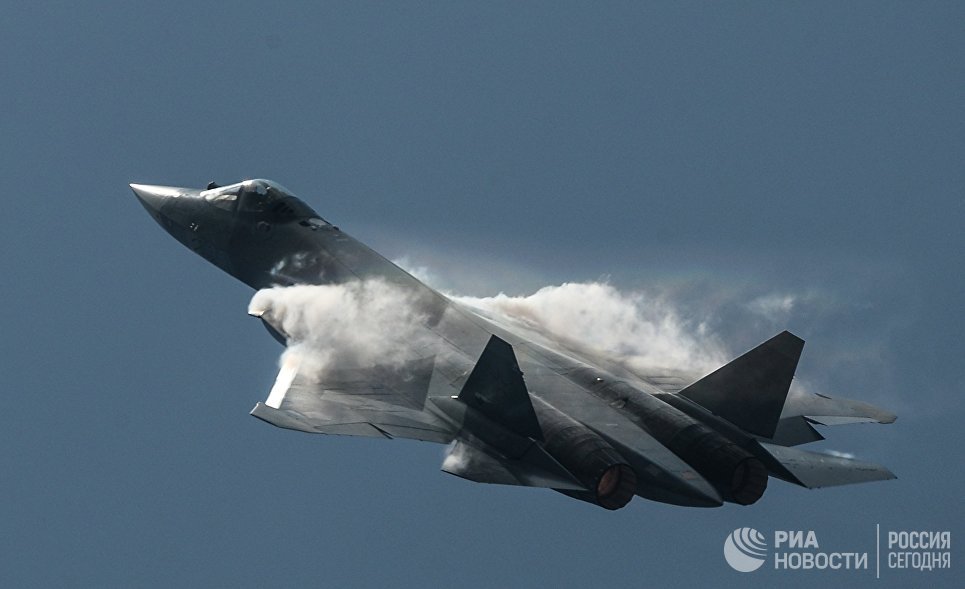 Самолет Т-50 во время показательных выступлений на Международном авиационно-космическом салоне МАКС 2015 Самолет Т-50 во время показательных выступлений на Международном авиационно-космическом салоне МАКС 2015