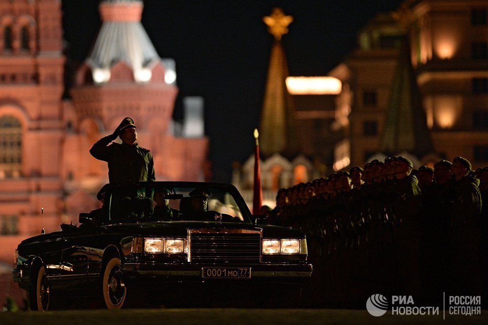 Автомобиль министра обороны РФ на репетиции парада Победы на Красной площади в Москве Автомобиль министра обороны РФ на репетиции парада Победы на Красной площади в Москве