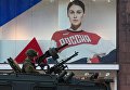 Военнослужащий в бронеавтомобиле Тигр-М во время прохода военной техники по Тверской улице перед репетицией парада Победы на Красной площади Военнослужащий в бронеавтомобиле Тигр-М во время прохода военной техники по Тверской улице перед репетицией парада Победы на Красной площади