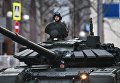 Военнослужащие на танке Т-72Б3 во время прохода техники по Тверской улице перед репетицией парада Победы на Красной площади Военнослужащие на танке Т-72Б3 во время прохода техники по Тверской улице перед репетицией парада Победы на Красной площади