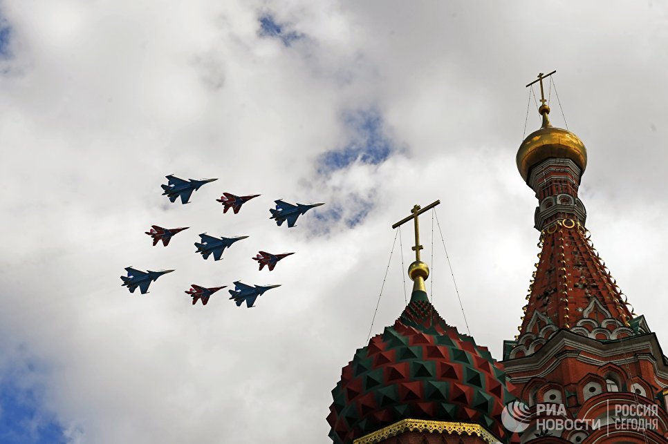 Многоцелевые истребители Су-30СМ пилотажной группы Русские витязи и МиГ-29 пилотажной группы Стрижи пролетают над Красной площадью во время репетиции воздушной части парада Победы Многоцелевые истребители Су-30СМ пилотажной группы Русские витязи и МиГ-29 пилотажной группы Стрижи пролетают над Красной площадью во время репетиции воздушной части парада Победы