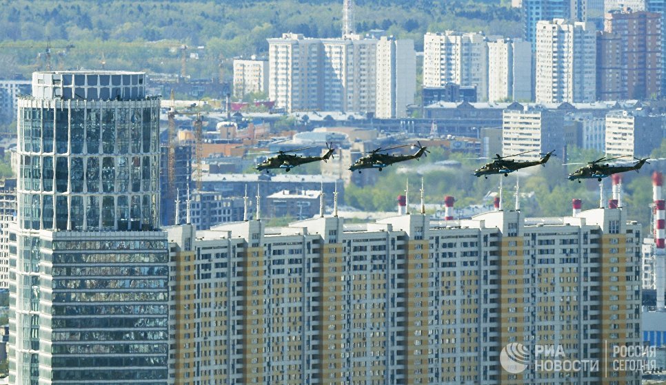 Ударные вертолеты Ми-35 на репетиции воздушной части парада Победы в Москве Ударные вертолеты Ми-35 на репетиции воздушной части парада Победы в Москве