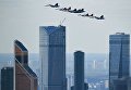Многоцелевые истребители Су-30СМ пилотажной группы Русские Витязи и МиГ-29 пилотажной группы Стрижи на репетиции воздушной части парада Победы в Москве Многоцелевые истребители Су-30СМ пилотажной группы Русские Витязи и МиГ-29 пилотажной группы Стрижи на репетиции воздушной части парада Победы в Москве
