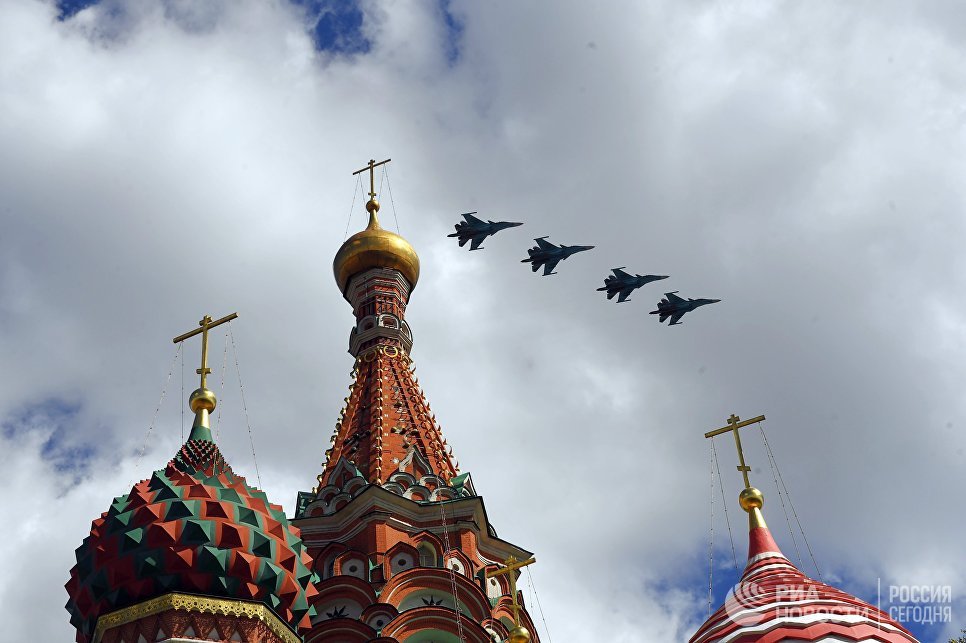 Истребители-бомбардировщики Су-34 пролетают над Красной площадью во время репетиции воздушной части парада Победы Истребители-бомбардировщики Су-34 пролетают над Красной площадью во время репетиции воздушной части парада Победы