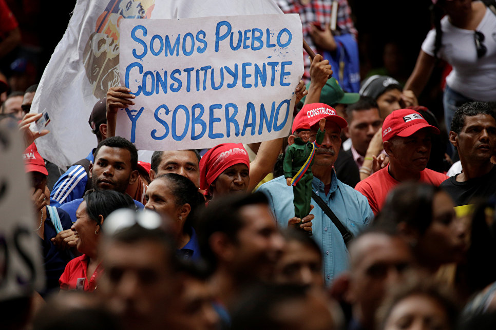 Плакат Мы - конституционный и суверенный народ  во время встречи с президентом Венесуэлы Николя Мадуро. Венесуэла, 3 мая 2017