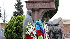 Возложение венков к памятнику советским добровольцам, воевавшим в годы Гражданской войны в Испании, на кладбище Фуэнкарраль в Мадриде. 5 мая 2017 Возложение венков к памятнику советским добровольцам, воевавшим в годы Гражданской войны в Испании, на кладбище Фуэнкарраль в Мадриде. 5 мая 2017