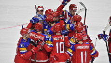 Игроки сборной России радуются победе в матче Чемпионата мира по хоккею против сборной Швеции Игроки сборной России радуются победе в матче Чемпионата мира по хоккею против сборной Швеции